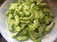 美味可口的苦瓜炒鸡蛋做法图解2)