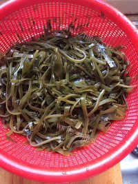 家常菜凉拌海带丝做法图解3)