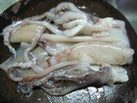 美味的彩椒炒鱿鱼做法图解1)