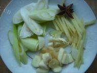 家常菜腊肉炒豆干做法图解2)