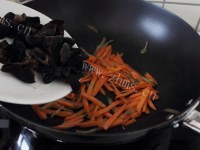 家常胡萝卜木耳炒牛肉做法图解4)