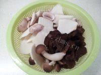 菌菇竹笋梅条肉汤的做法图解四