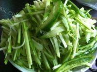 家常菜青椒炒西葫芦做法图解1)