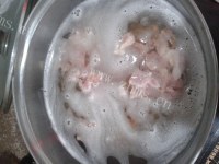 鲜香的新鱿鱼干瘦肉汤的做法图解三