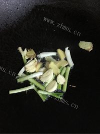 美味的土豆焖排骨做法图解2)