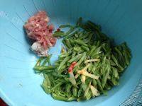 自制四季豆炒肉丝做法图解1)