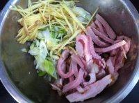 易做的青椒炒肉做法图解2)