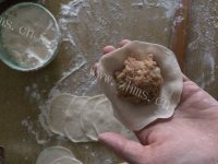 自制酸菜馅水饺做法图解7)