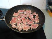 在家做的咸虾酱煎猪肉的做法图解三