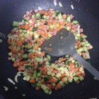 美味五彩扬州炒饭做法图解5)