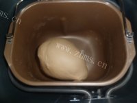 热腾腾的红枣面包做法图解3)
