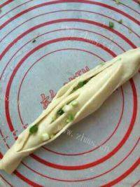 美味的葱油饼做法图解9)