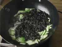 营养丰富的紫菜丝瓜瘦肉汤做法图解10)