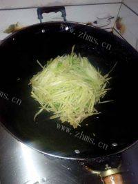 色泽鲜亮的辣椒炒莴笋做法图解3)