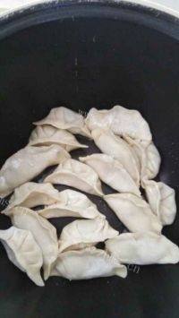 香嫩爽滑的韭菜煎饺做法图解5)