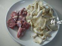 家常秀珍菇排骨汤做法图解1)