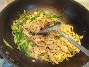 青椒豆皮炒肉做法图解5)