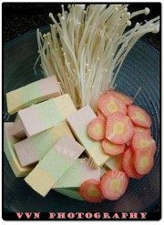 美味的金菇五彩豆腐牛肉煲做法图解2)