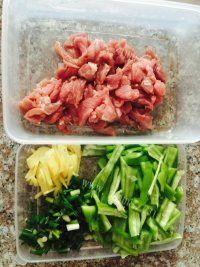 家庭版青椒炒肉做法图解1)