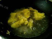 家常虾香青菜鸡蛋面做法图解9)