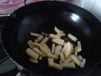 好吃不腻的土豆炖白菜做法图解4)
