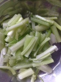 家常菜芹菜土豆丝做法图解2)