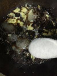 美味的虾皮紫菜蛋花汤做法图解6)