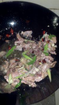 家常菜木耳炒肉片做法图解9)