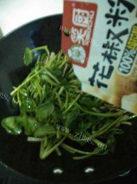美味的小油白菜炒香茹做法图解4)