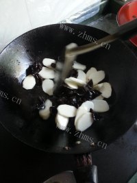 养颜的山药炒木耳做法图解2)