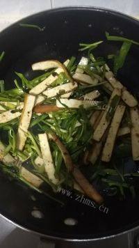 家常菜蒜苗炒豆干做法图解7)