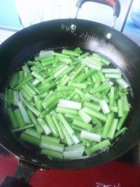 健康美食之牛肉丝炒芹菜做法图解4)