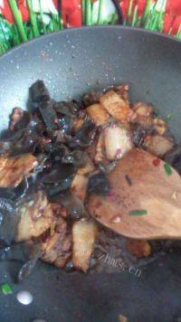 家常菜芹菜炒五花肉做法图解6)