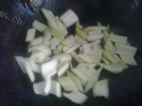 家常菜西芹炒牛肉做法图解5)