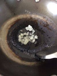 营养的猪脚炖黄豆做法图解5)