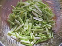 芹菜炒肉片做法图解3)