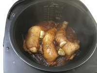 美味的酱油烧鸡腿做法图解6)