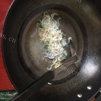 美味的银鱼炒蛋做法图解2)