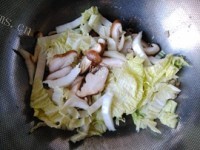 好喝的白菜肉丝年糕汤做法图解5)