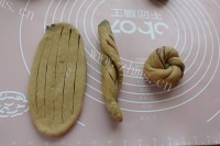 可口的红糖豆沙面包卷做法图解7)