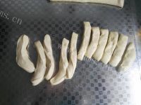 美味的老北京焦圈做法图解7)