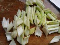 家常菜西芹炒牛肉做法图解2)