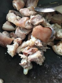养颜的红烧猪蹄做法图解3)