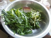 香气浓郁的鸡蛋炒韭菜做法图解1)