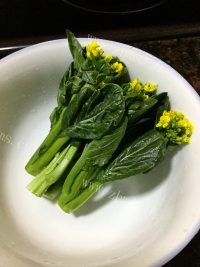 诱人的白灼菜心做法图解1)