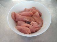 自制肉片焖豆角做法图解2)