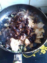家常菜木耳炒肉片做法图解9)