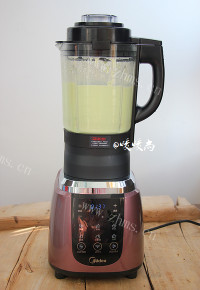 诱人的牛油果奶昔