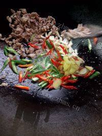 味道不错的辣椒炒肉做法图解7)