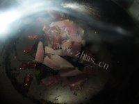 口感丰富的双椒炒腊肉做法图解8)